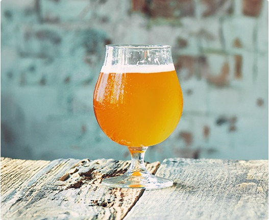 MIDNIGHT アンバーエールをグラスに注いだ画像